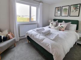 New to 2024 Cosy Beach Home, hotel en Castlerock