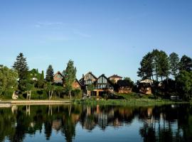 Klimatyczny domek nad brzegiem jeziora, hotel que aceita pets em Stezyca
