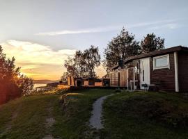 Senja - sjarmerende eldre hytte med havutsikt, hotel in Finnsnes