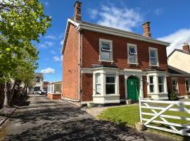 Very Spacious 9 Bedroom House-Garden-Parking for 6, hotel din Gloucester