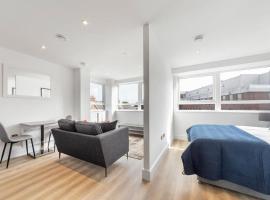 Bright Contemporary Studio in East Grinstead, íbúð í East Grinstead