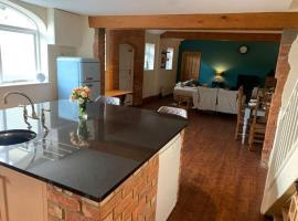 NEW! The Stables, quiet and central, hotel with parking in Bingham