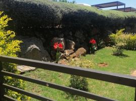 KwaSihle on Boundary is a charming 2 bedroomed unit that accommodates 4 people, situated in a peaceful and secure estate., hotel in Roodepoort