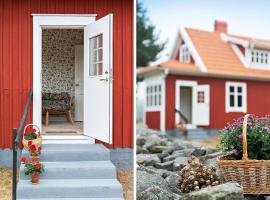 Nice little red cottage in the countryside located outside Jamjo، فندق مع موقف سيارات في Jämjö