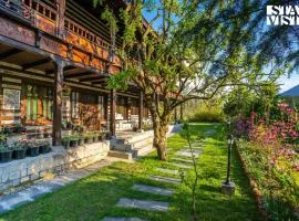 StayVista at Snowdrop House - 5BR, 4BR, 3BR, 2BR with Snowcapped Mountain View on Main Highway Manali