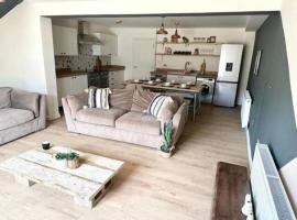 New Stunning 5 Bedroom House-Wi-Fi-Parking-Slps 12, hotell i Stroud