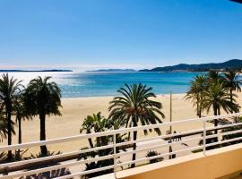 Appartement T3 lumineux traversant totalement neuf en face de la plage Front de mer vue sur les iles Vue mer panoramique assurée Résidence de la plage centre ville du Lavandou 3eme étage avec ascenseur Appartement T3、ル・ラヴァンドゥーのホテル