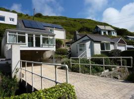 Tides Reach - Trebarwith Strand - North Cornwall - Sleeps 4 - 6, holiday home in Treknow