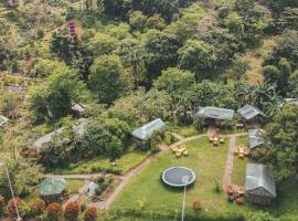 The Apiary Mountain Camp and Farm, hotel in Tanay