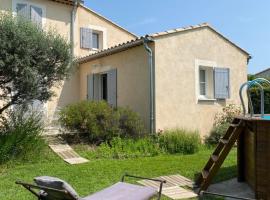 Chambre d'Hôtes le jardin des cigales, hotel s parkiralištem u gradu 'Aubignan'