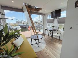 Tiny lake houses near the beach and centre by Weltevreden Experience, zelfstandige accommodatie in Zeewolde