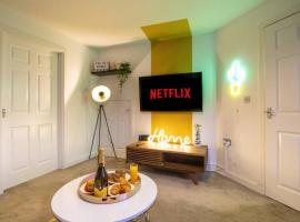 The Cosy House with Free Parking, Garden and Smart TV with Netflix by Yoko Property - Perfect for Contractors, Groups & Relocation: Leamington Spa şehrinde bir otel