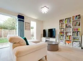 Pass the Keys 53 Austin Drive · Modern Townhouse near Addenbrookes Own Parking