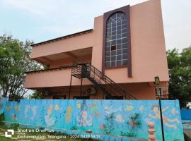 TRINITY FARM STAYS- Villa with pool and lawn, cottage in Shamirpet