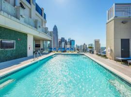 Luxurious Skyhouse Uptown Apartments in Charlotte North Carolina, hotel in Charlotte