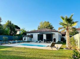 Villa Les Deux Palmiers Piscine & Clim, hotel di Saint-Maximin-la-Sainte-Baume