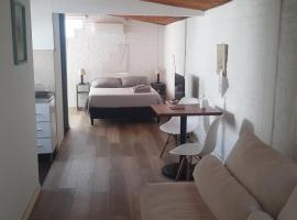 Confortable apartamento-monoambiente en Mercedes, hotel en Mercedes