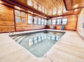 The Blissful Bear Lodge, Hotel in Little Cove