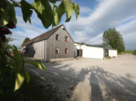 Spacious 6 bedroom property on a working fruit farm, overnatningssted med k&oslash;kken i Tore