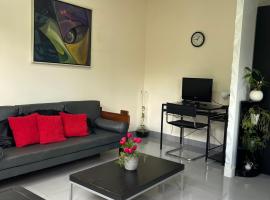 A Cozy Little House in a Beautiful Property, hotel in Brasília