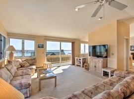 Narragansett Home with Scenic Deck Less Than 2 Mi to Beach!, хотел на плажа в Нарагансет