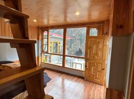 Parvati valley cottages & cafe: Tosh şehrinde bir pansiyon