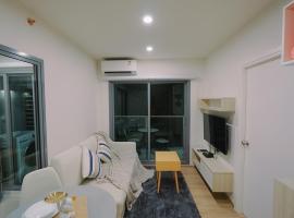 Phyll Phuket 1 Bedroom 1 Bathroom Central Phuket, hotel z bazenom v mestu Ban Rangeng