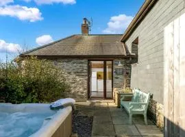 Old Round House with hot tub