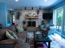 Spacious Catskills Home with Covered Hot Tub, villa in Monticello