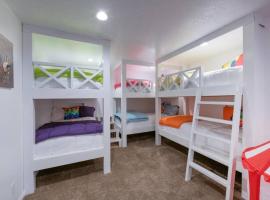 Fully loaded, 12 beds, cool bunk room, hot tub!, אתר סקי בהבר סיטי