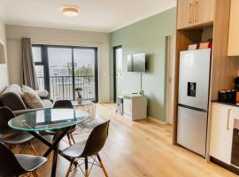 Sunny Beach Apartment with Sea & Mountain Views, hotel v Kapském Městě