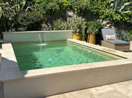 Logement cosy avec piscine ,parking et jardin, hotell i Villeneuve-lès-Avignon