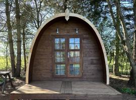 Woodland camping pod with use of campsite bathroom, hotell i Grantham