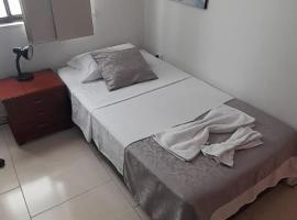 habitación con baño en bucaramanga-cerca sena-uis, hotell i Bucaramanga