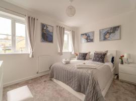 Stylish 3 Bed, 3 Bath, Garden & Drive for 2 cars, hotel in Colne