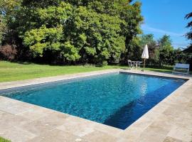 Nouveau! Propriété historique avec piscine, proche châteaux de la Loire et Futuroscope, maison de vacances à Les Ormes