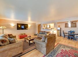 Lake George Vacation Rental - Walk to the Water!, apartemen di Lake George