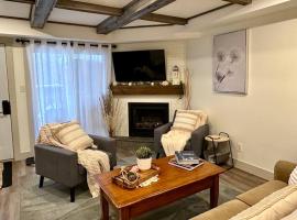 Beautiful tranquil centrally located condo, hotel v destinaci Collingwood