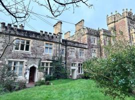 Unique apartment in stunning Manor house, готель у місті Potterne