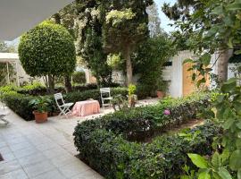 La chambre dorée avec jardin, hotel in Dar Salah Bey