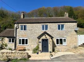 Springbank Cottage: Stroud şehrinde bir otoparklı otel