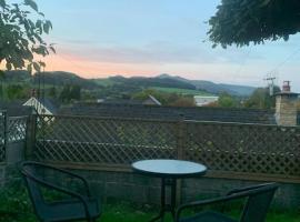 Mountain views in the heart of Brecon Town, hotell i Brecon