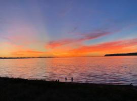 Seaside Oasis Oceanfront Bliss Condo at Semiahmoo, familjehotell i Blaine