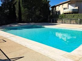 T2 lumineux, piscine, terrasse, hotel in Villeneuve-lès-Avignon