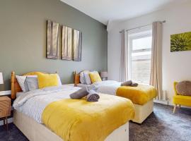 Modernised 3-bedroom Blackburn townhouse sleeps 6, hotel a Rishton