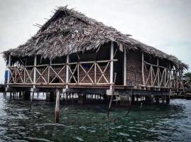 Private Traditional Hut on the water with 2 rooms, cabaña o casa de campo en Wichubualá