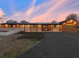 Guadalupe Bluff Modern House, Hotel in Kerrville