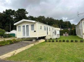 Lakeside Escape Modern 2 Bedroom Holiday Home, Ferienpark in Overstone