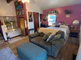 Studio-Alaska's Point of View-Private & intown, hotel in Seward