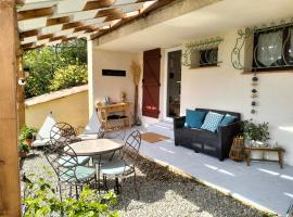 Studio avec terrasse au calme, guest house in Hyères